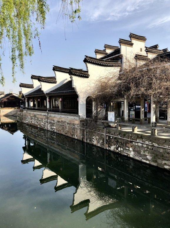 我母亲过世后她名下的房产我能直接卖掉吗？还是需要过户成我的名字再卖？